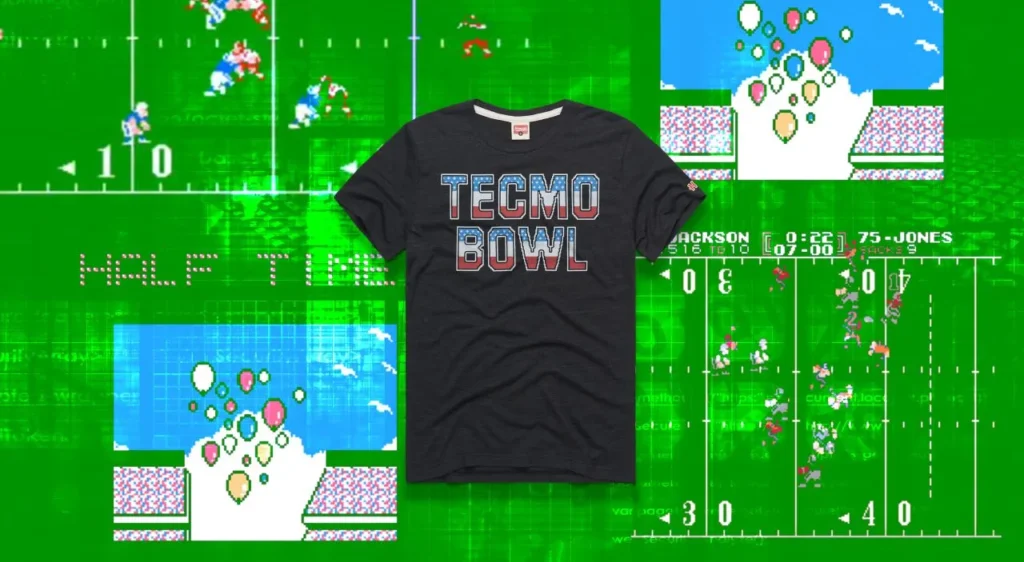 Camiseta con el logo de Tecmo Bowl sobre fondo de escenas del videojuego clásico de fútbol americano.

