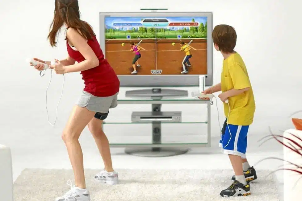 Escena una chica y niño jugando un videojuego virtual.